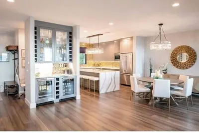 Image de Lake Michigan home with beautiful beach frontage accessible from back yard.
