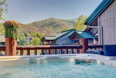 Image de Soak Up the Mtn Views from the Private HotTub! 2 Car Garage-3 Decks-W/D-Grill-Steps to Free Town Bus