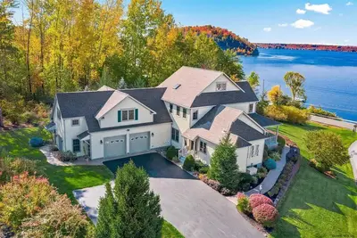 Image de The Artemis Lake House - Lakefront Getaway