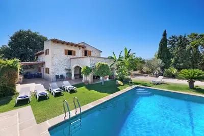 Image de Villa avec vue sur les montagnes, piscine, A\/C, Wi-Fi, jardin, terrasse et balcon. Animaux admis