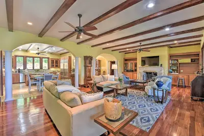 Image de 'Owls Nest' Estate Top Floor w\/ Shared Pool!
