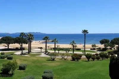Image de T3 en bord de mer plage de sable fin cĂ´te d'Azur