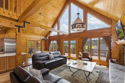 Image de Bear Loop Chalet by Destination Big Bear : Luxury Log Home with Mountain Views!
