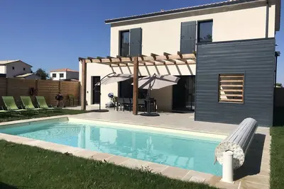Image de Villa avec piscine\/jacuzzi privatifs au sein d'une résidence avec tennis