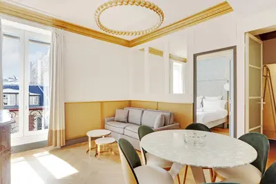 Image de A Dazzling 2-Br in the Champs Elysées