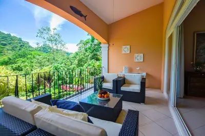 Image de Experience a contemporary luxury condo with pool, gym, and beach club access.