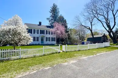 Image de 1. 5 Acres Gorgeous 1860s Colonial House & Carriage Apartment