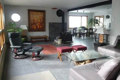 Image de Monthly rental. Huge Sunset Views, Wooded Setting, Rent reduced per length of stay.