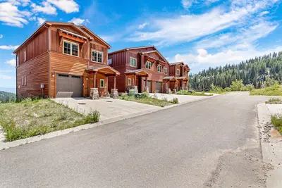 Image de Ski-in/ski-out townhome with private hot tub & sauna, amazing view, prime locale