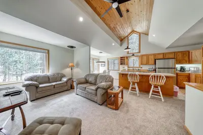 Image de Airy home with balcony - 1 block to Glaze Meadow's pools, hot tub, & gym