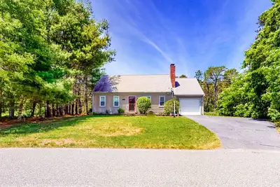 Image de Sunny, Family-Friendly Home w/ Fast WiFi - Adjacent to Cape Cod Rail Trail