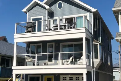 Image de Modern family retreat just steps from the beach.
