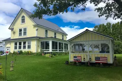 Image de Restored and Renovated 1862 farmhouse on a 100 acre family homestead