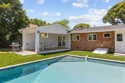 Image de Wonderful New Modern Renovation- Indoor/ Outdoor Living- Heated Pool & Poolhouse