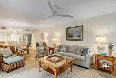 Image de First-Floor, Beautifully-Updated Condo Only 5 Min Walk to Beach!