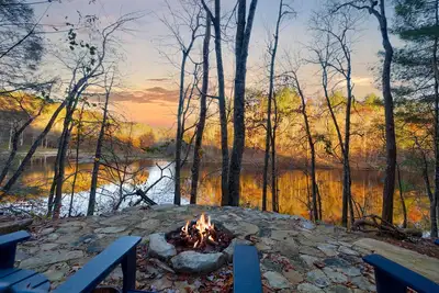 Image de Pet-Friendly-Lakefront Cabin w\/Amazing Views-Hot Tub