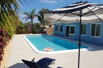 Image de Fully renovated, immaculate 3 full bath, blocks from beach, private pool!