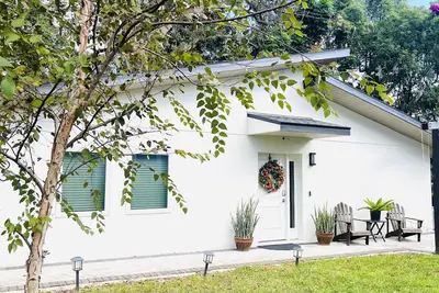 Image de 🌿 European-Style 2br Guest House in Orlando. Modern Comfort & Italian Coffee.