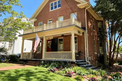 Image de Parking for days at the unique Deep in the Heart of Annapolis with large private deck