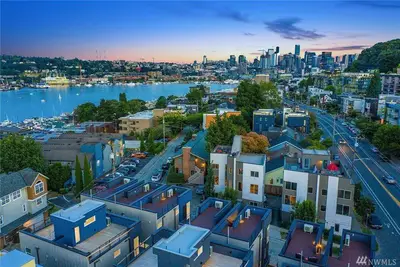 Image de New Lake Union Townhouse with Lakeview Rootop Deck