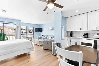 Image de Renovated Studio condo with partial view of beach dunes-Beach Service included