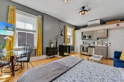Image de Luxe Studio 2 on Main Street- Luxury Steam Shower, Kitchen