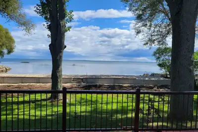 Image de Awesome Waterfront Views, with all the comforts of home.