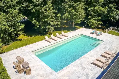 Image de Tranquil Resort Style Retreat With Luxury Gunite Pool 2 Min From Sandy Beaches