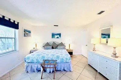 Image de Apt#1-Charming relaxing -beautiful Apt-80yard walk to the Beach wBBQ/ Patio