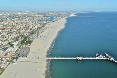 Image de Single fam res. 4 bedroom, 3bath beach house. 9 houses to beach. 2 parking spots