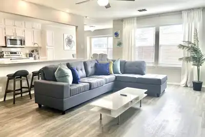 Image de ✨ 2 King Beds - Modern Comfort for 8 Guests ✨