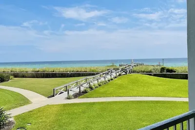 Image de Beachfront Condo in the heart of Destin!