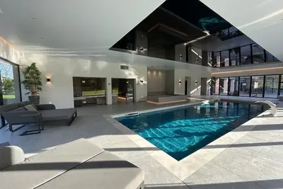 Image de Luxury Cedar House, Private Garden & Pool House