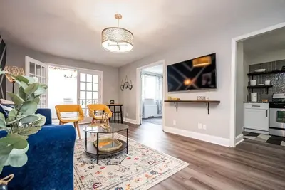 Image de Heart Downtown 2b Onsite Parking Condo City View