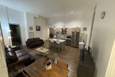 Image de Amazing High Ceiling 3 Bed / 2 Bath Water view