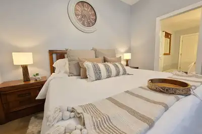 Image de Beautiful Historic Shotgun House - 10 min to Fq