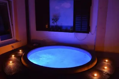 Image de Two bedroom apartment Romeo with hot-tub