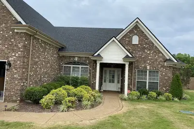 Image de Convenient to Nashville, great for a group or family! Beautiful pool.