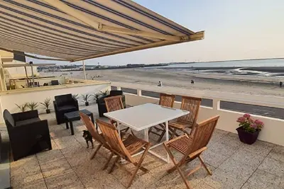 Image de Superbe appartement avec terasse face a la mer