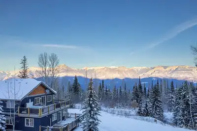 Image de Deckview: 2-bedroom top floor condo with hot tub and mountain views