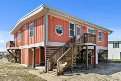Image de Oceanfront family fun home and dog friendly! Coastal Coop