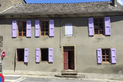Image de Grande maison de   200 m2 avec  jardin, terrasses et cour. Centre Florac.