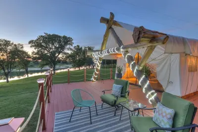 Image de Two Lakefront Yurts Hot Tubs, Kayaks, Dog Friendly