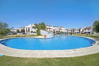 Image de Apartamento \"La Barrosa\" près de la plage avec piscine, climatisation, jardin, terrasse et balcon