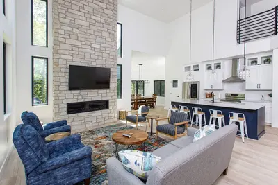 Image de Expansive, Modern Home + Great for Groups and families!