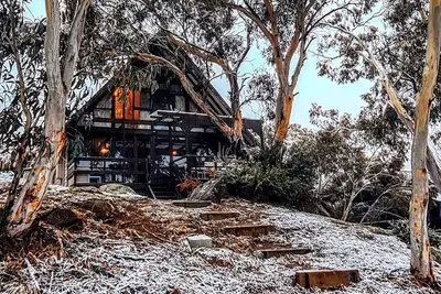 Image de Rustic Ski Chalet lakeside home great views 5 bedroom sleeps12, Ev charger Wifi