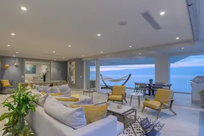 Image de Stunning 4200sqft Oceanfront Oasis - MaxwellPV