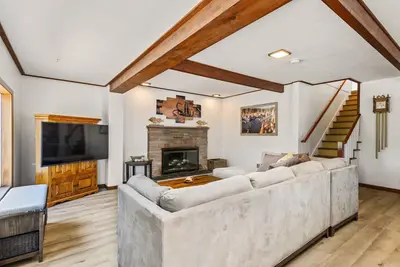 Image de Getaway in Garibaldi, New Décor Throughout, Open Patio w\/ View, Ping Pong, Walk to Downtwn Garibaldi