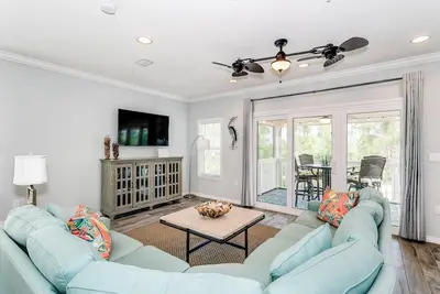 Image de Snow Birds Welcome! | Screened Balcony | 18-Hole Golf | Private Beach Club | Pools