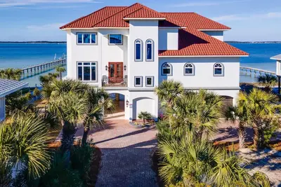 Image de Rare Luxe Waterfront Find! Stay 4/25-4/28 or 6/14-6/21 |Huge Infinity Pool & Hot Tub |Golf Carts